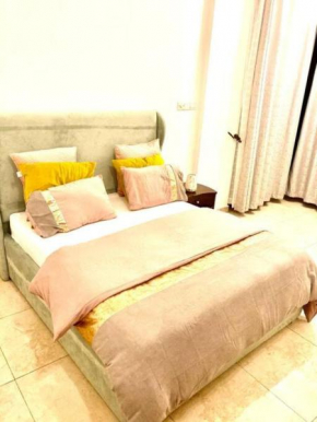 Stay With Us Apartments-Oyster Bay MASTER ROOM in SHARED CONDO, Wi-FI & Pool